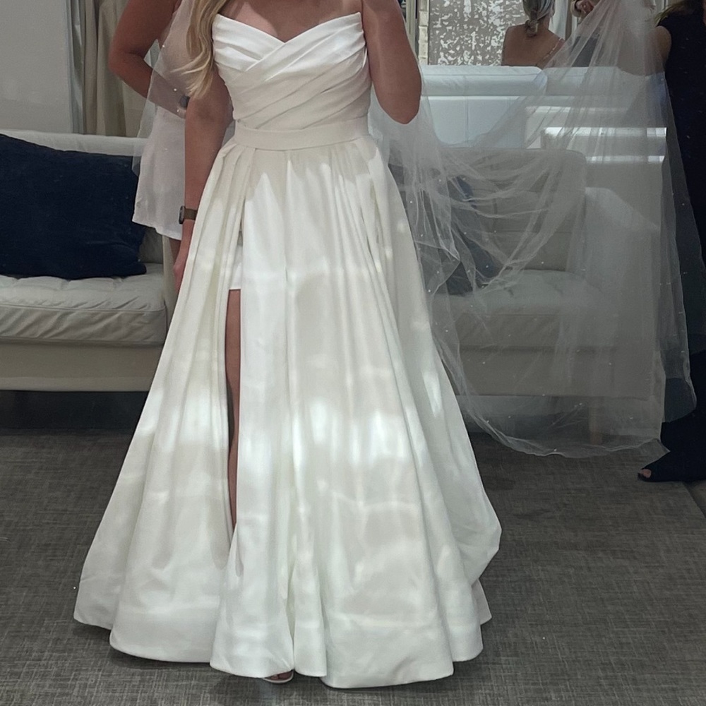 Never worn galia lahav designer wedding dress.